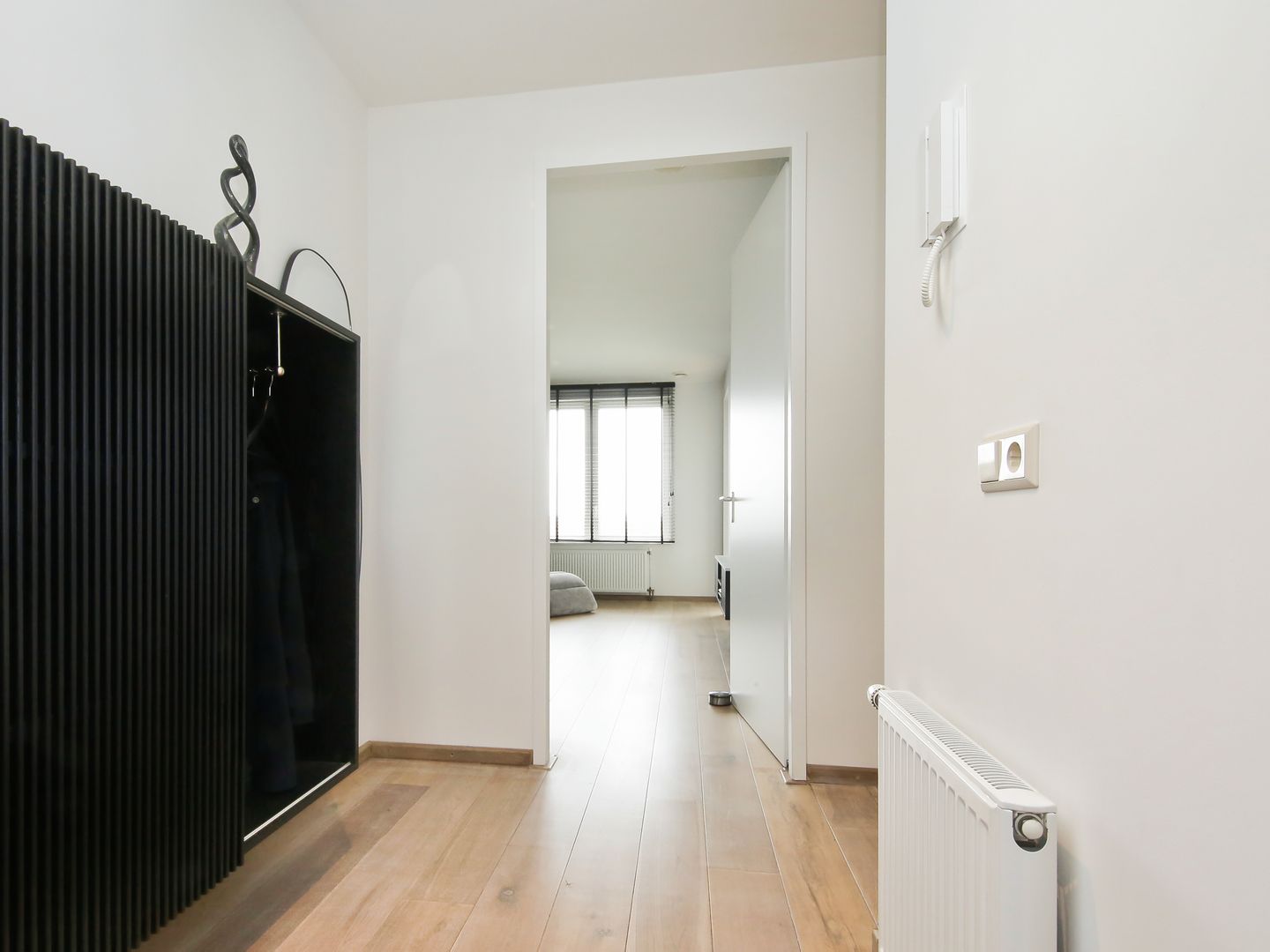Modernized Apartment with City Views and Sunny Terrace in Haarlem — 29