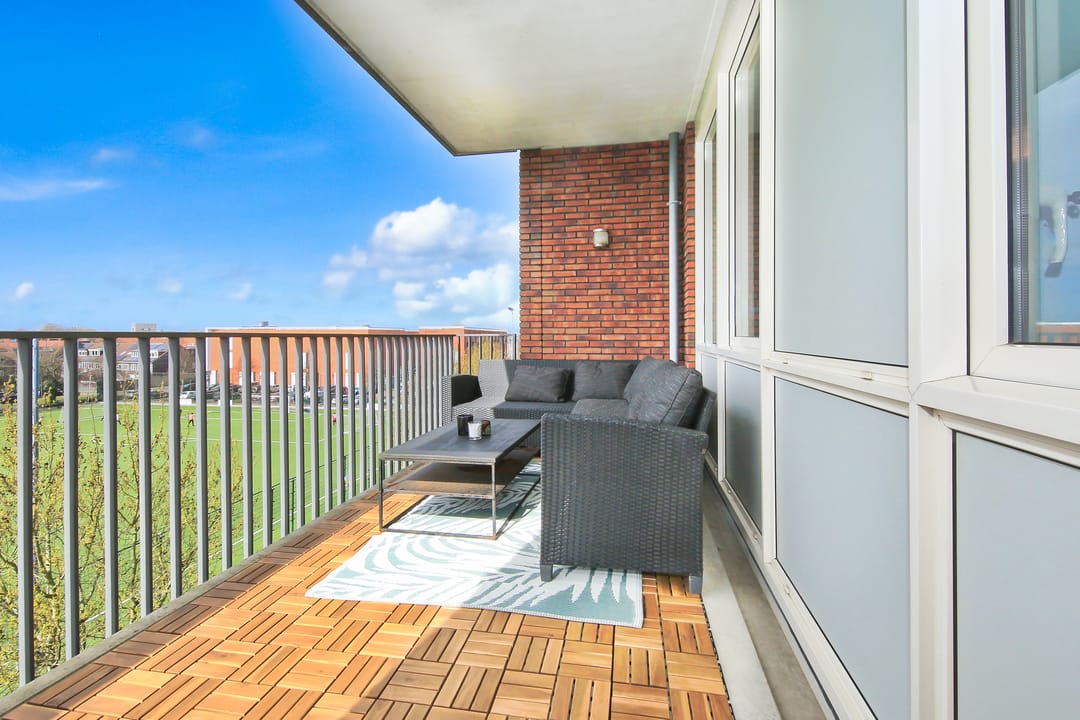Modernized Apartment with City Views and Sunny Terrace in Haarlem — 17