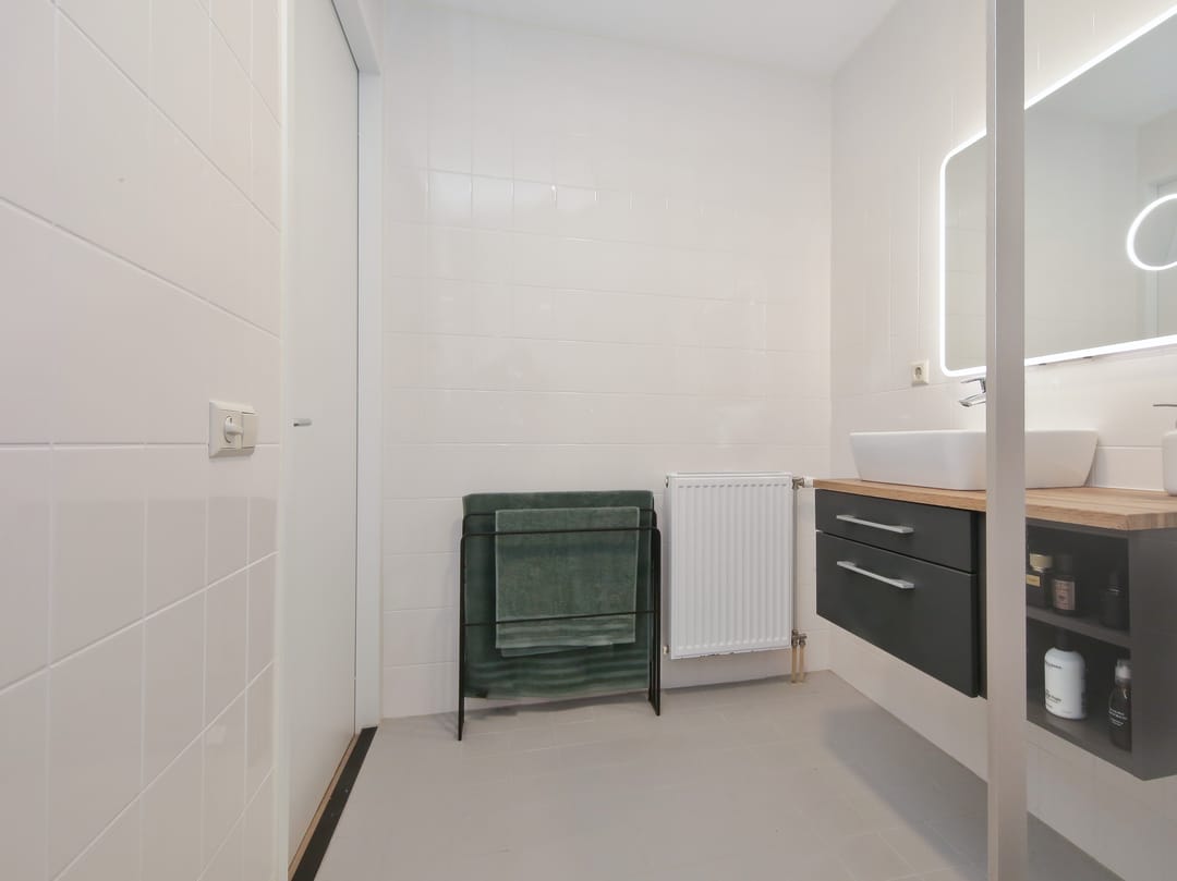 Modernized Apartment with City Views and Sunny Terrace in Haarlem — 26