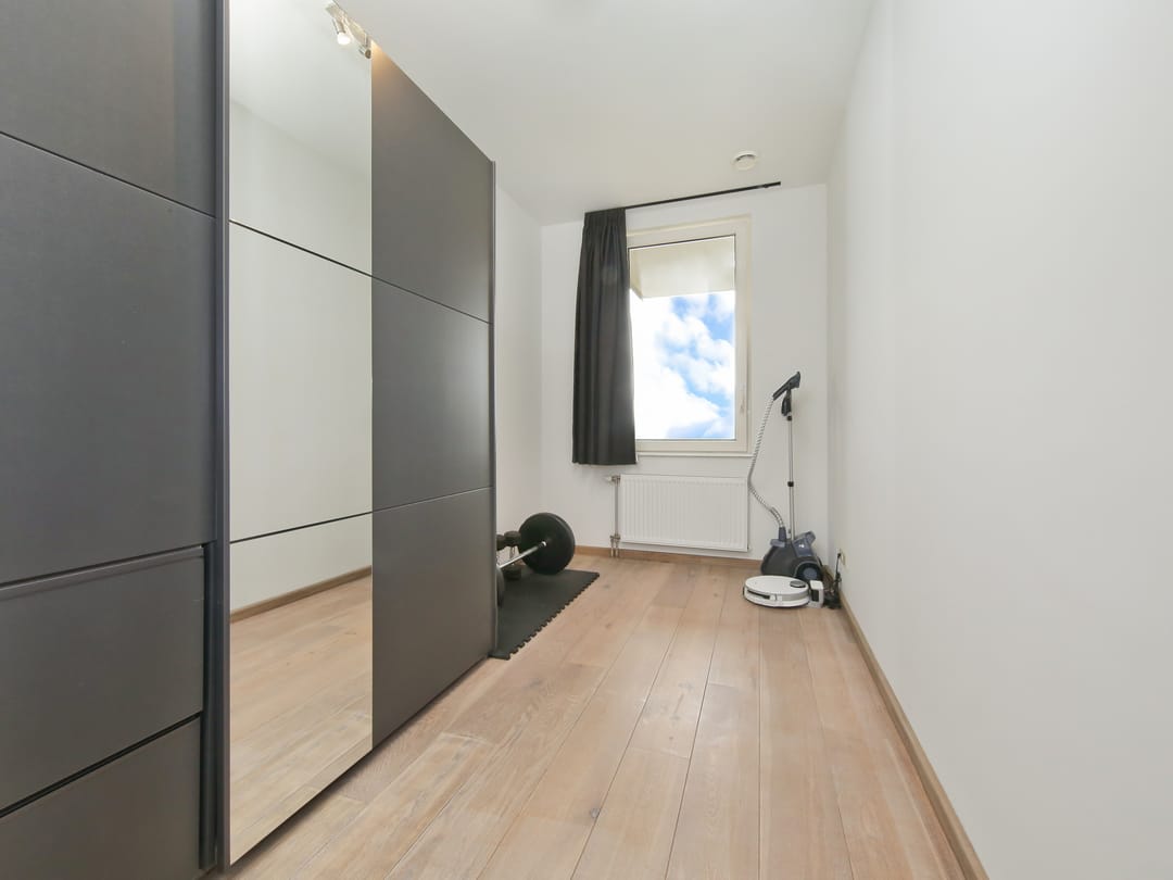 Modernized Apartment with City Views and Sunny Terrace in Haarlem — 28