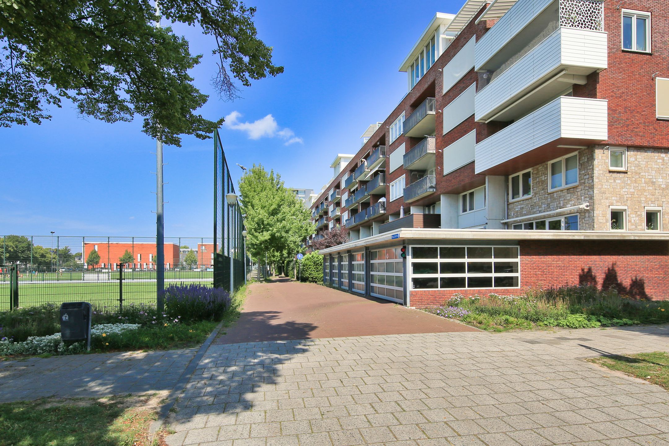Modernized Apartment with City Views and Sunny Terrace in Haarlem — 36