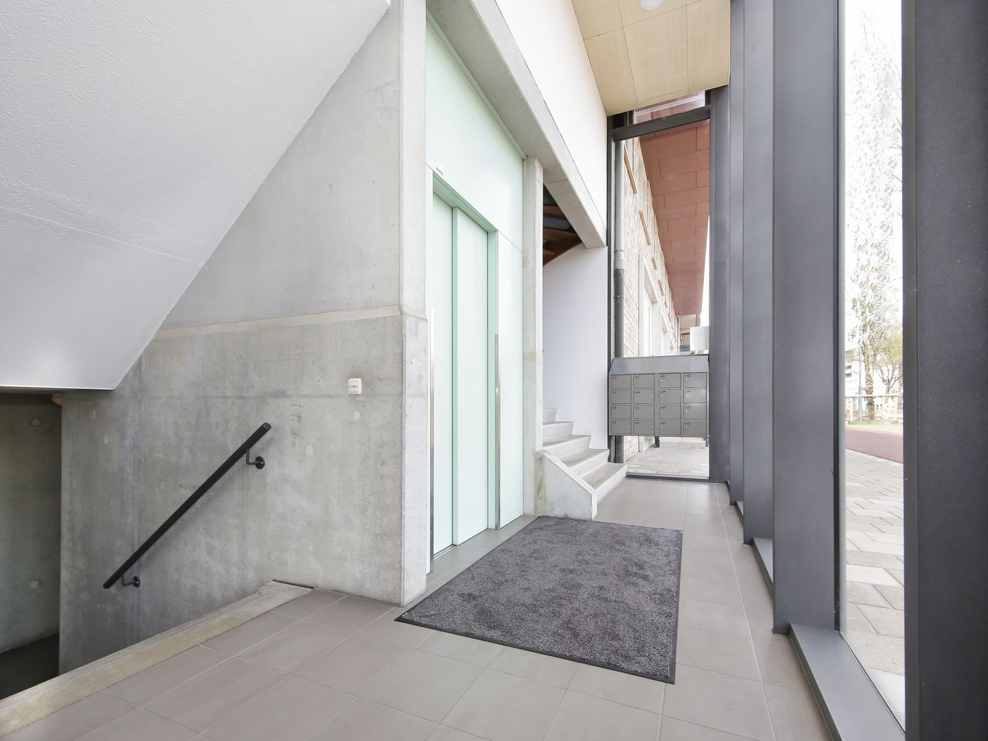 Modernized Apartment with City Views and Sunny Terrace in Haarlem — 34