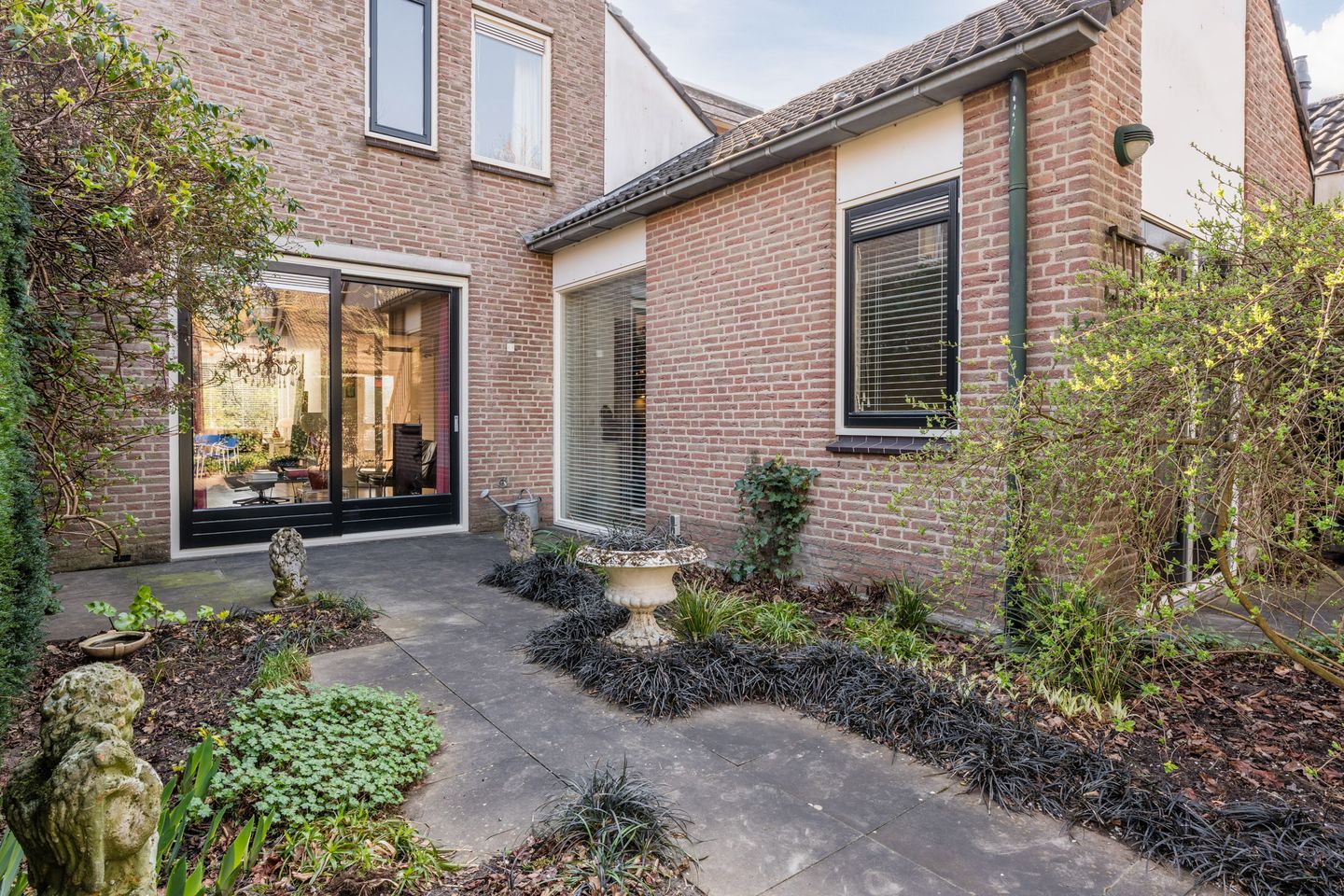 Spacious family home with garden in Park Jonkerbosch — 40