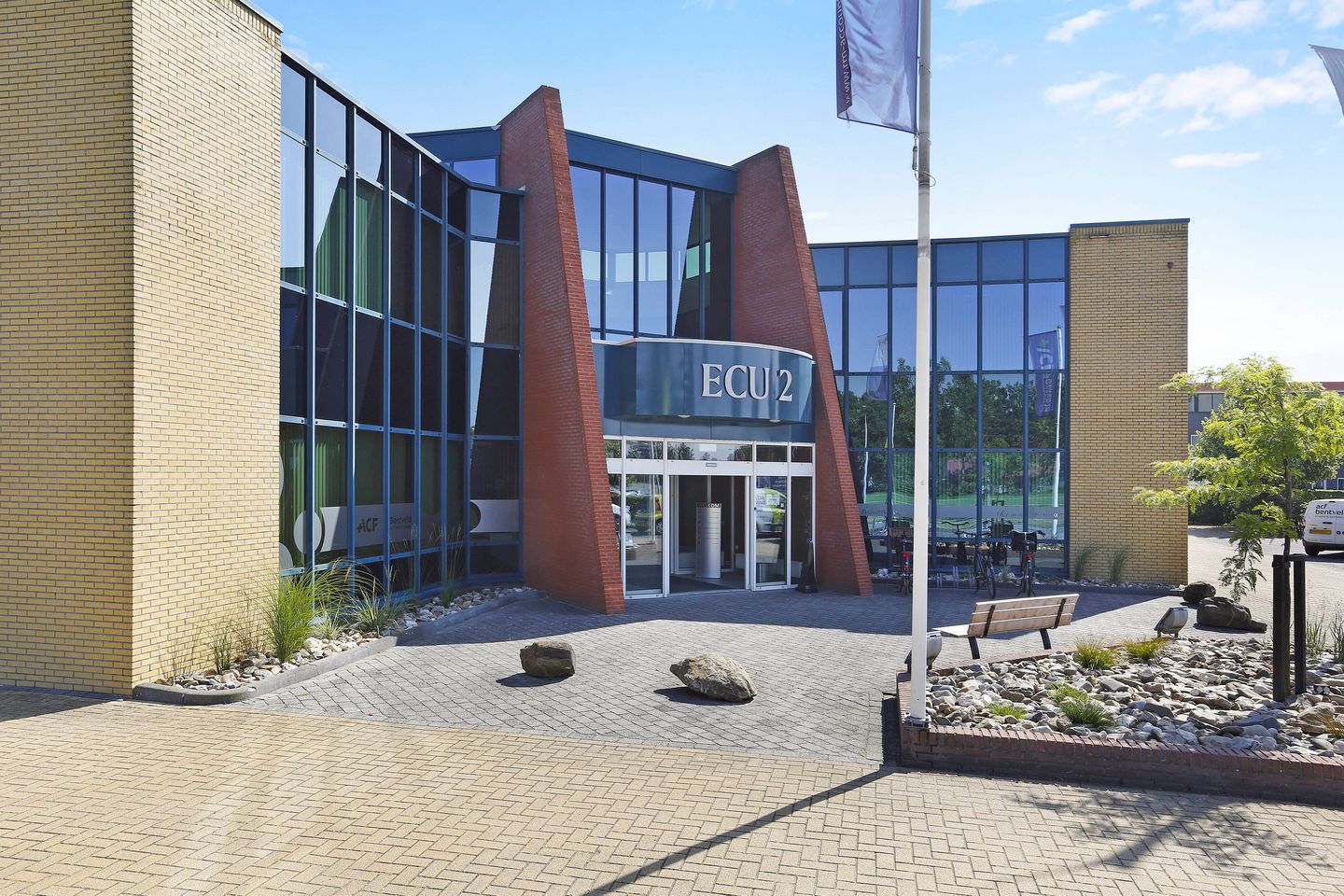 View photo 2 of Ecu 2