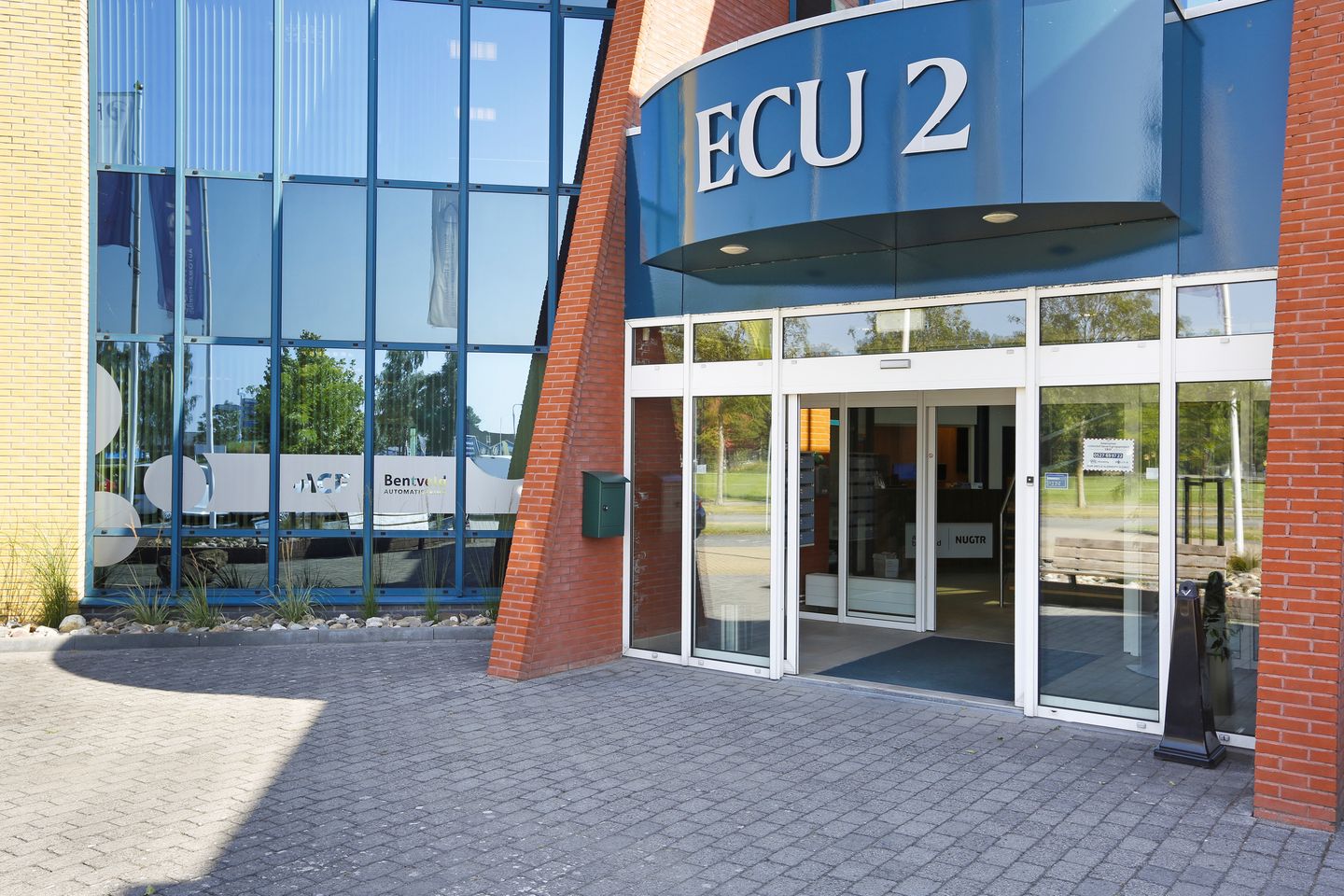 View photo 3 of Ecu 2