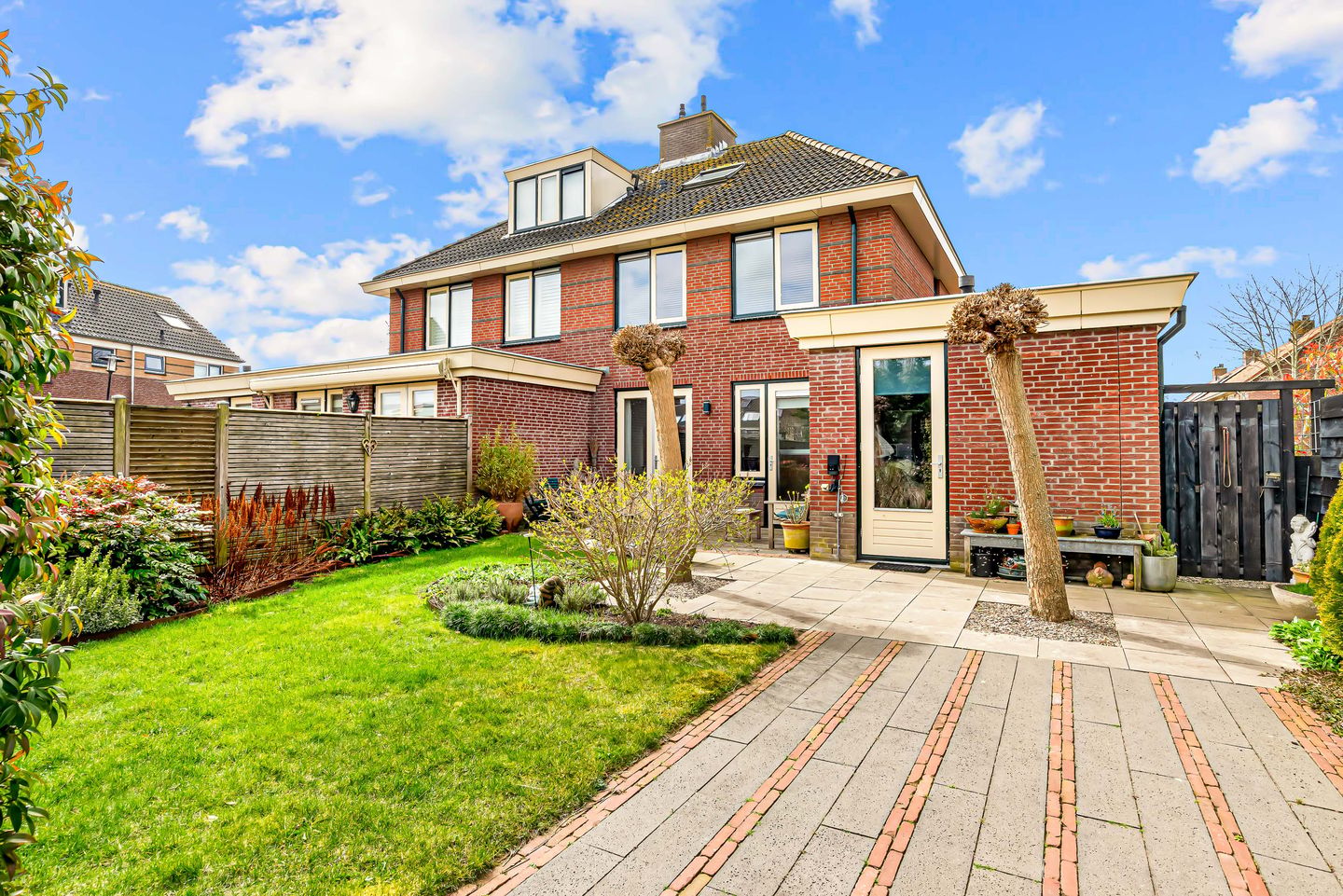 Spacious semi-detached family home with garage and sunny garden in Waterwende — 40