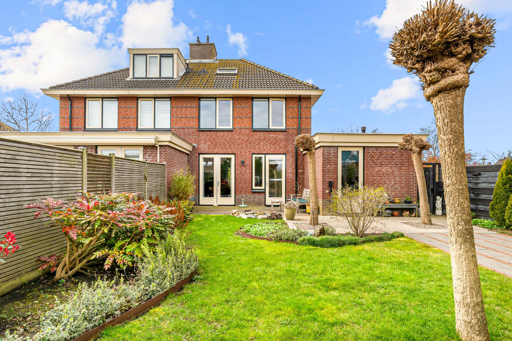 Spacious semi-detached family home with garage and sunny garden in Waterwende — 36
