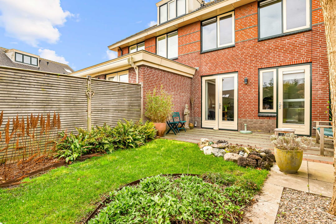 Spacious semi-detached family home with garage and sunny garden in Waterwende — 32