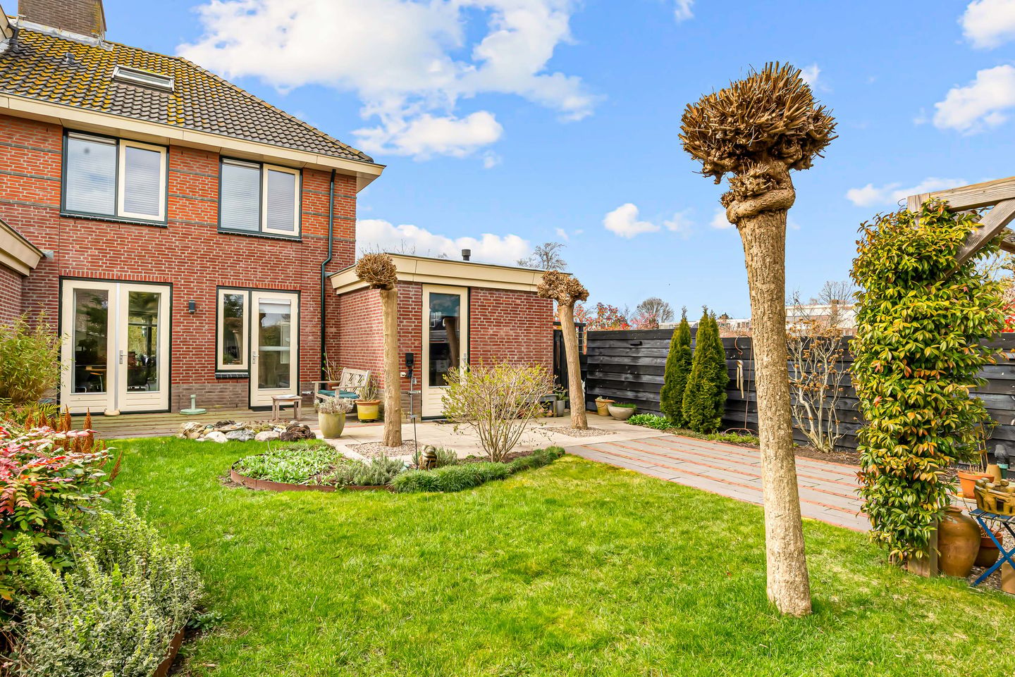 Spacious semi-detached family home with garage and sunny garden in Waterwende — 35