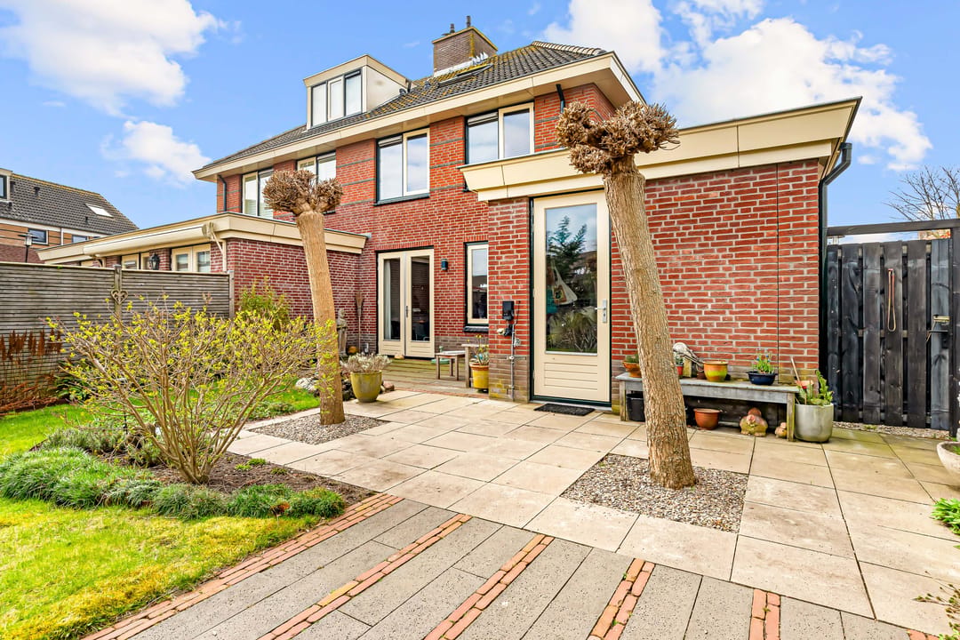 Spacious semi-detached family home with garage and sunny garden in Waterwende — 41