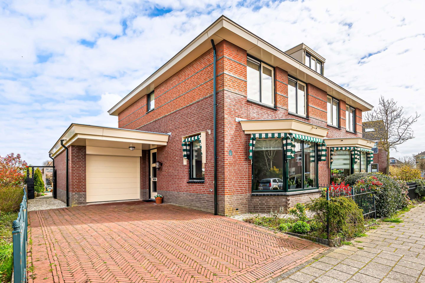 Spacious semi-detached family home with garage and sunny garden in Waterwende — 64