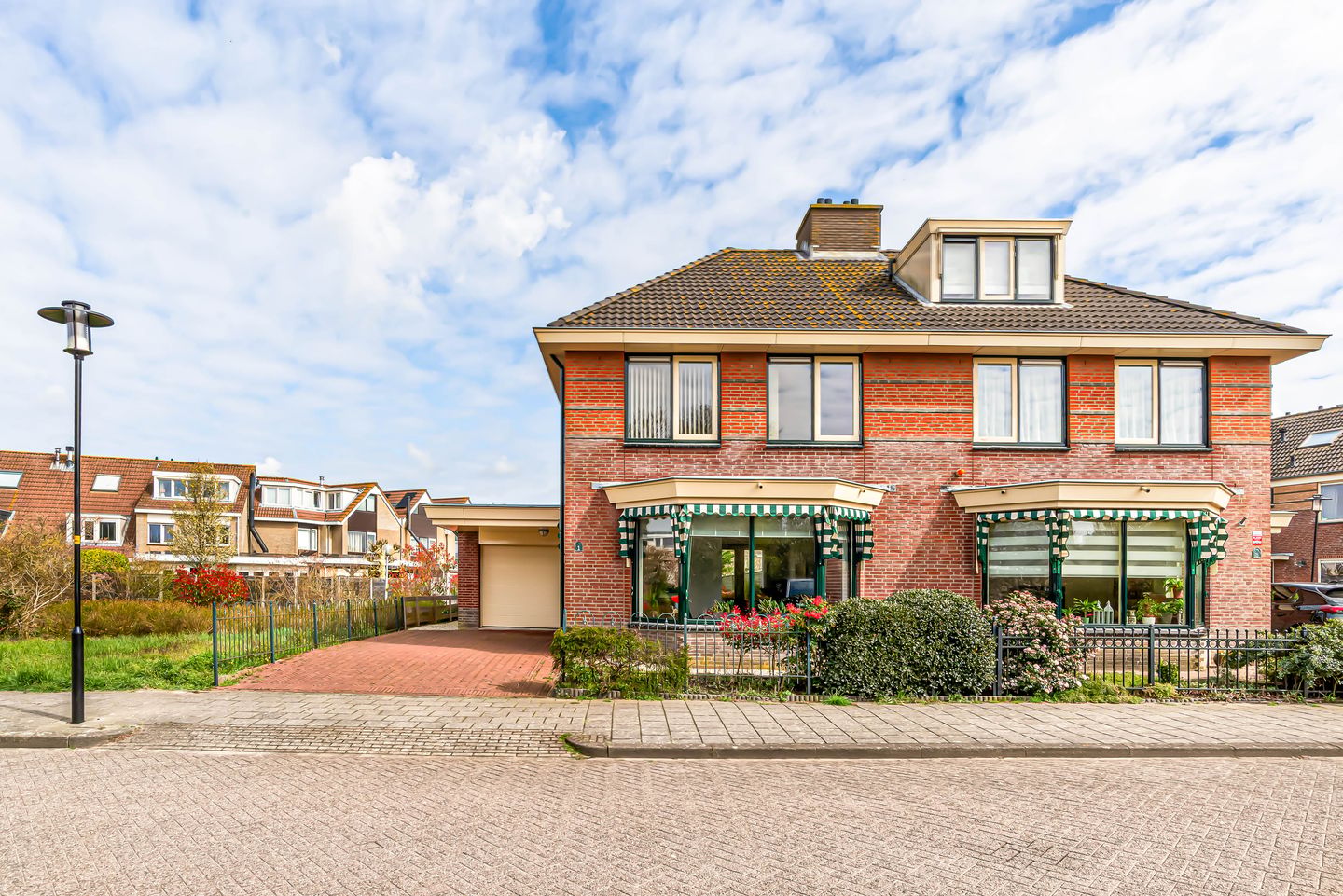 Spacious semi-detached family home with garage and sunny garden in Waterwende — 65