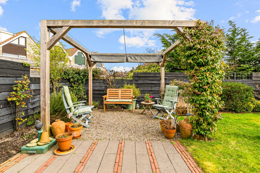 Spacious semi-detached family home with garage and sunny garden in Waterwende — 37