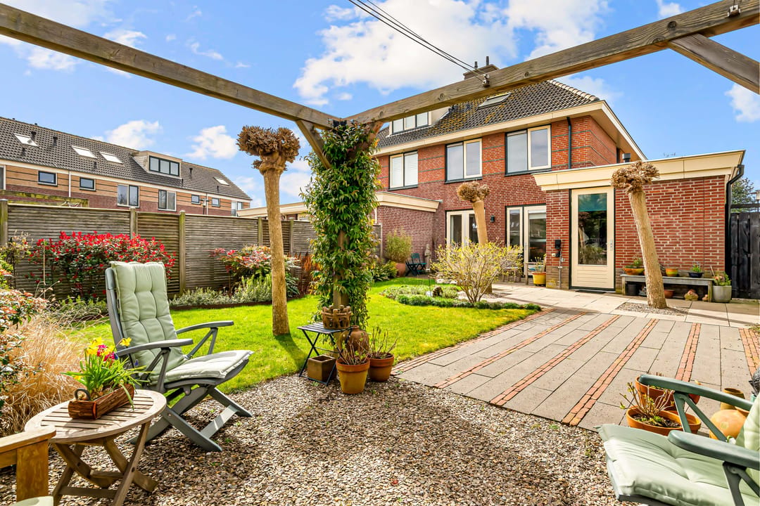 Spacious semi-detached family home with garage and sunny garden in Waterwende — 38