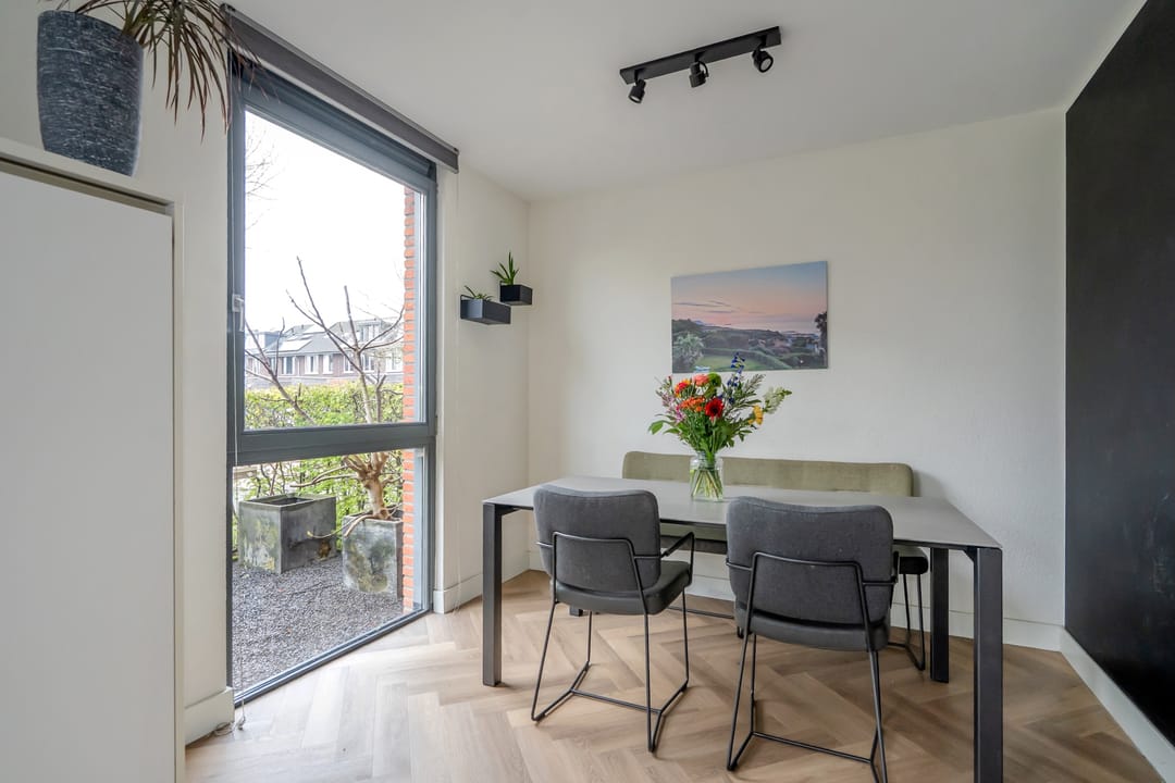Spacious Semi-Detached Family Home with Garage and Waterfront Garden — 26