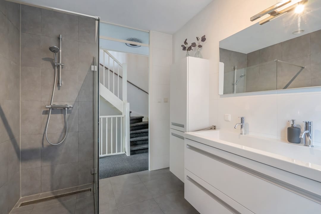 Spacious Semi-Detached Family Home with Garage and Waterfront Garden — 32