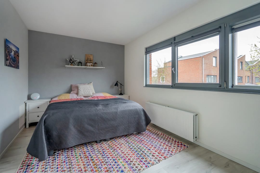 Spacious Semi-Detached Family Home with Garage and Waterfront Garden — 28