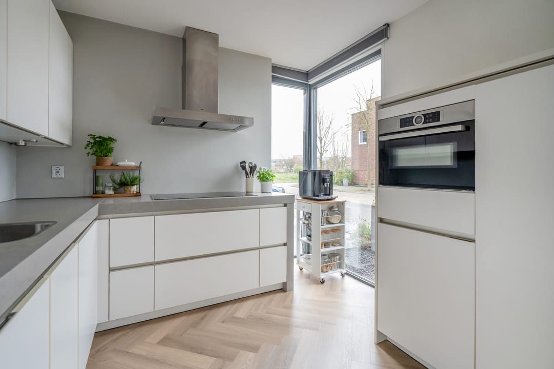 Spacious Semi-Detached Family Home with Garage and Waterfront Garden — 23