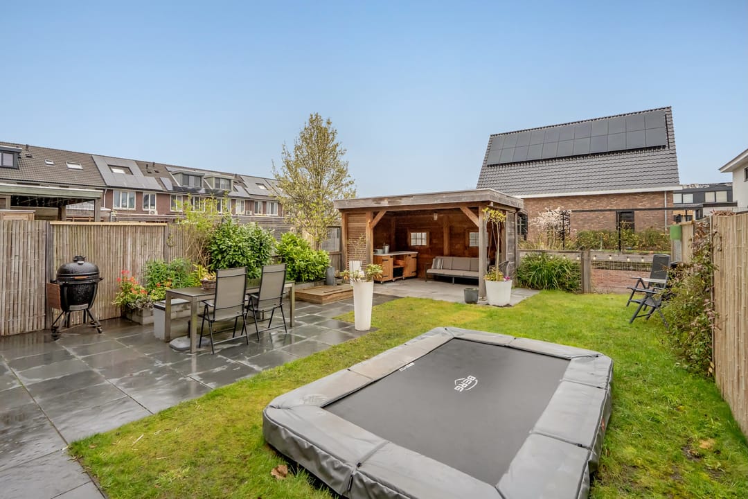 Spacious Semi-Detached Family Home with Garage and Waterfront Garden — 13