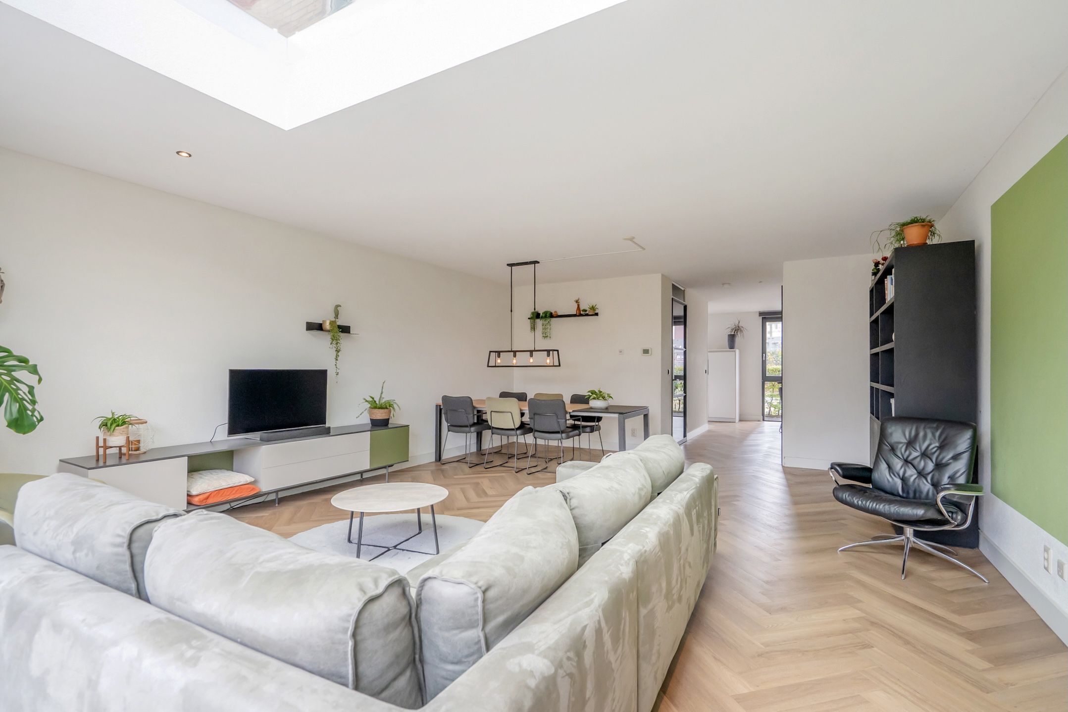 Spacious Semi-Detached Family Home with Garage and Waterfront Garden — 18