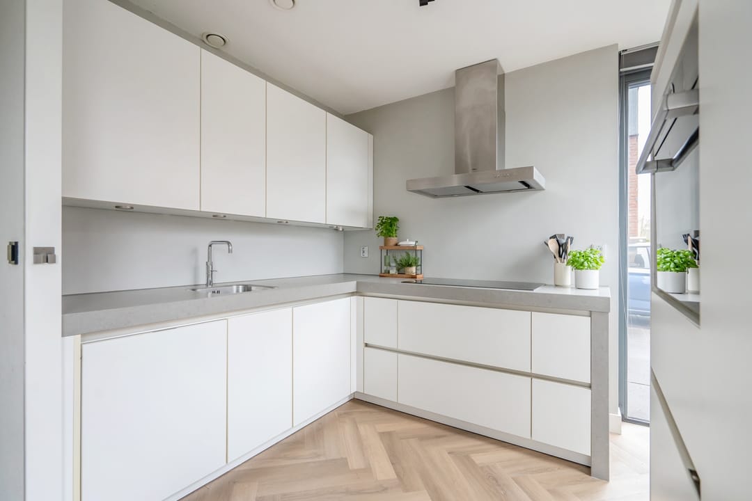 Spacious Semi-Detached Family Home with Garage and Waterfront Garden — 22