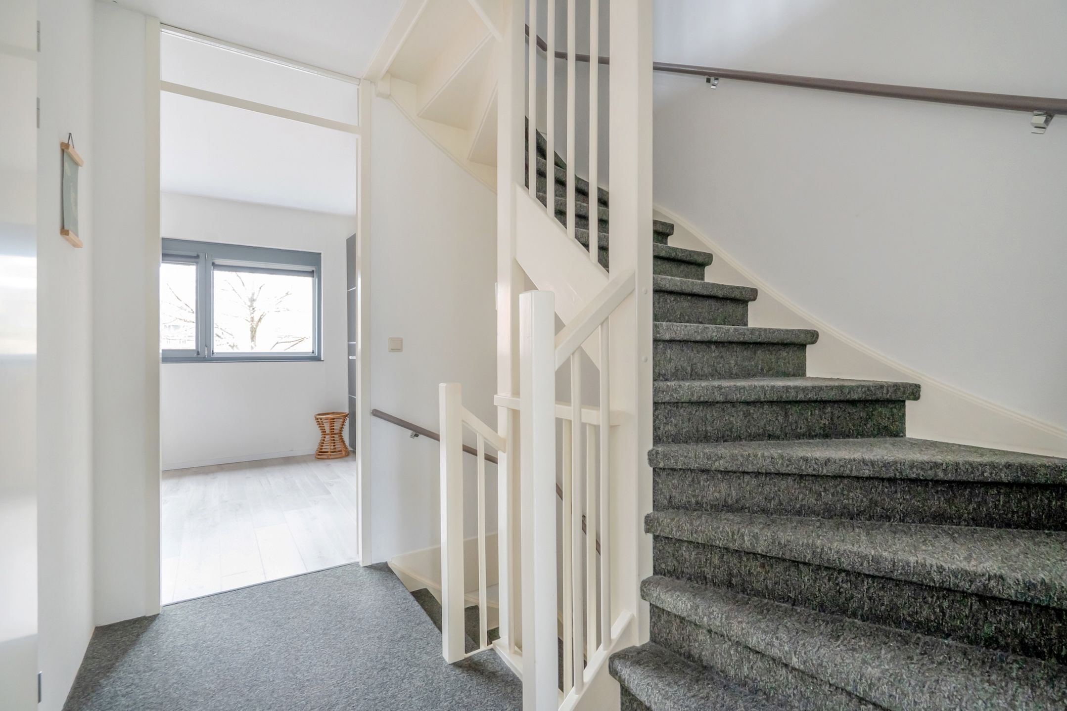 Spacious Semi-Detached Family Home with Garage and Waterfront Garden — 27