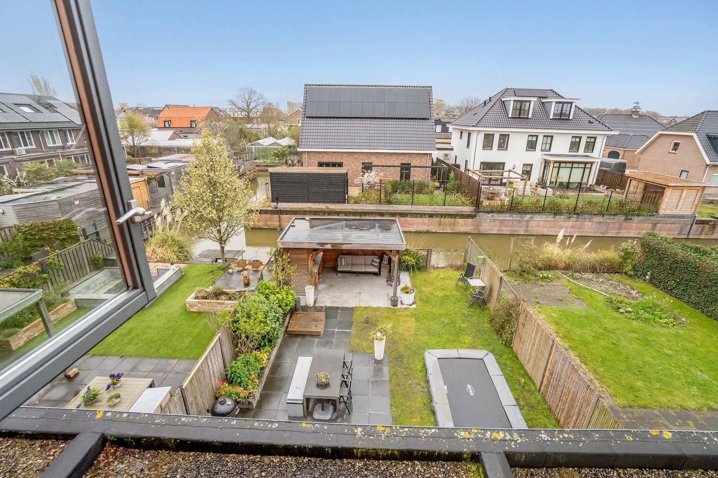 Spacious Semi-Detached Family Home with Garage and Waterfront Garden — 40