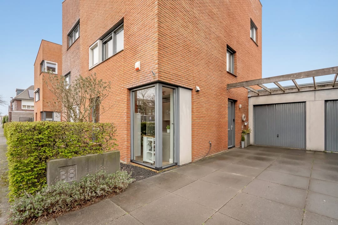 Spacious Semi-Detached Family Home with Garage and Waterfront Garden — 43