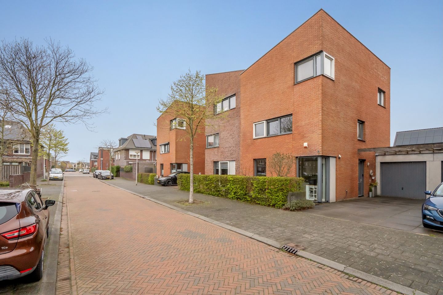 Spacious Semi-Detached Family Home with Garage and Waterfront Garden — 44