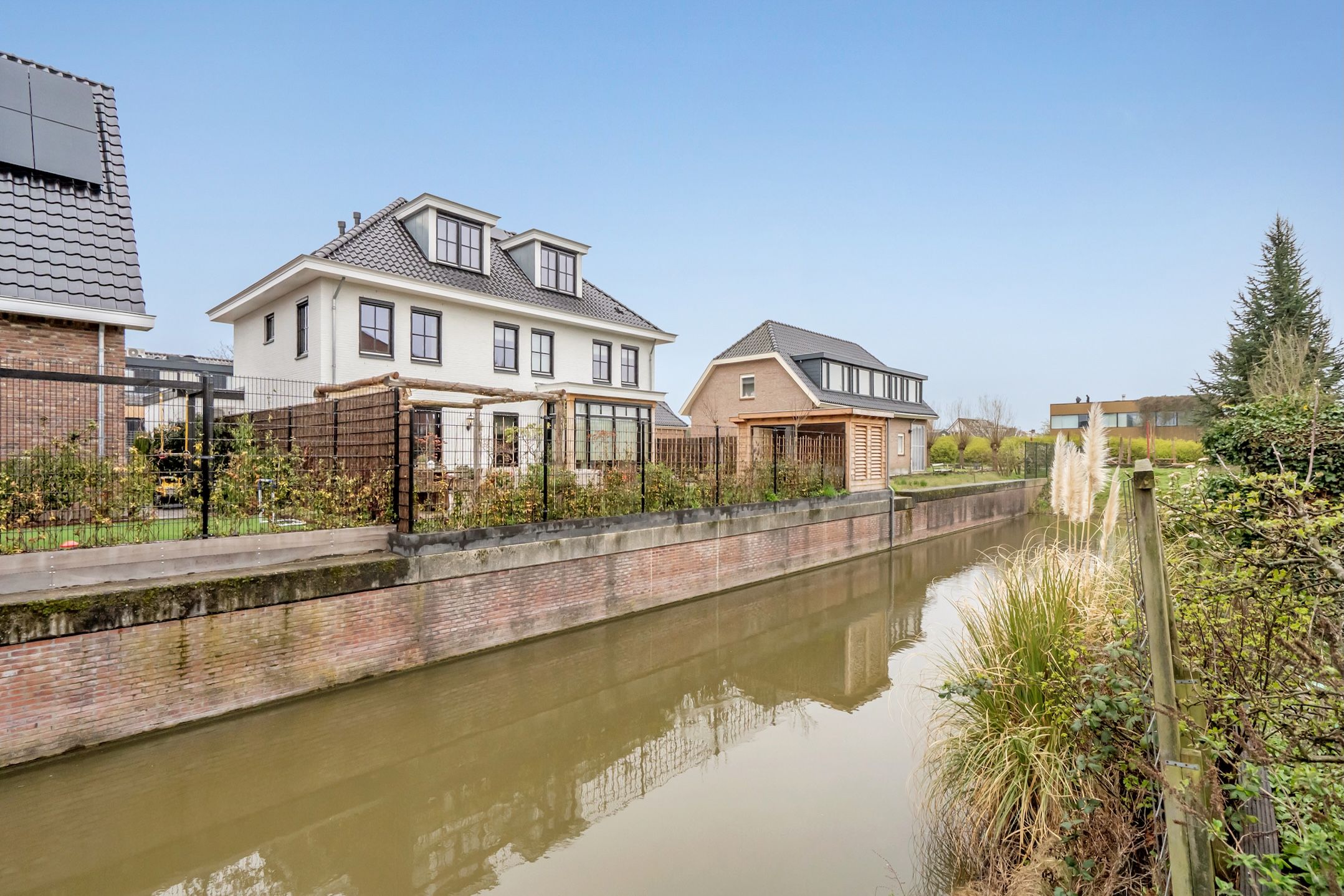 Spacious Semi-Detached Family Home with Garage and Waterfront Garden — 15
