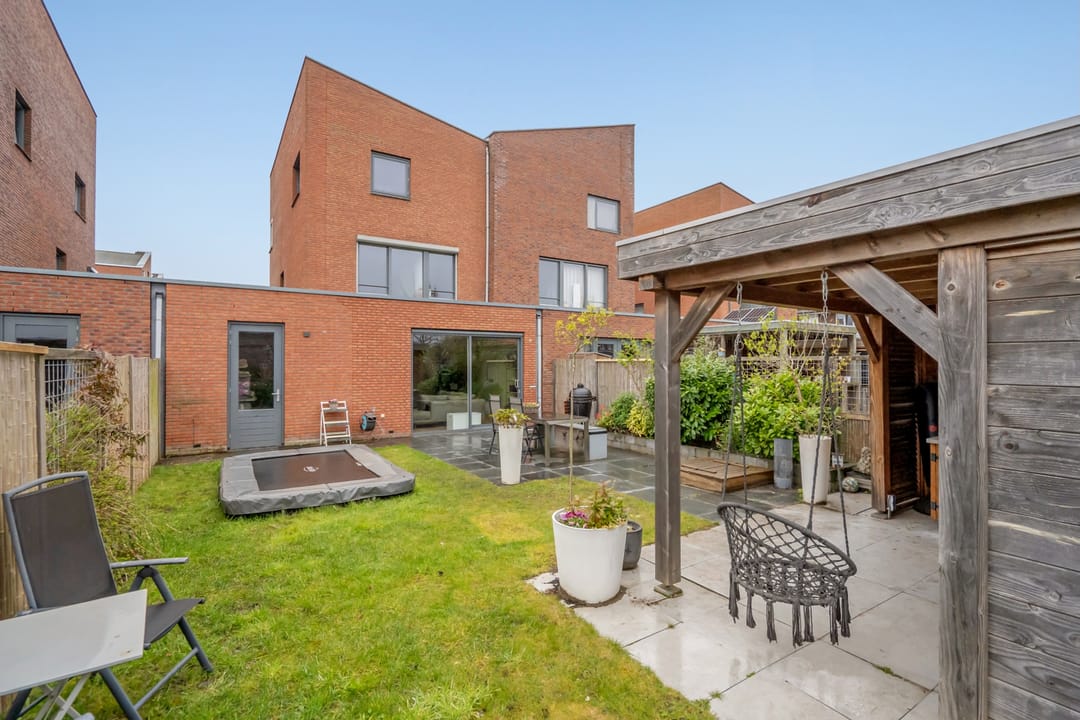 Spacious Semi-Detached Family Home with Garage and Waterfront Garden — 16