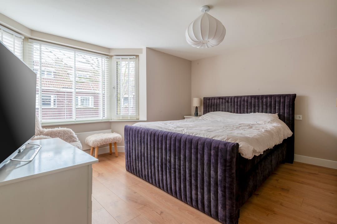 Spacious 1930s terraced home near Piushaven with modern updates — 13