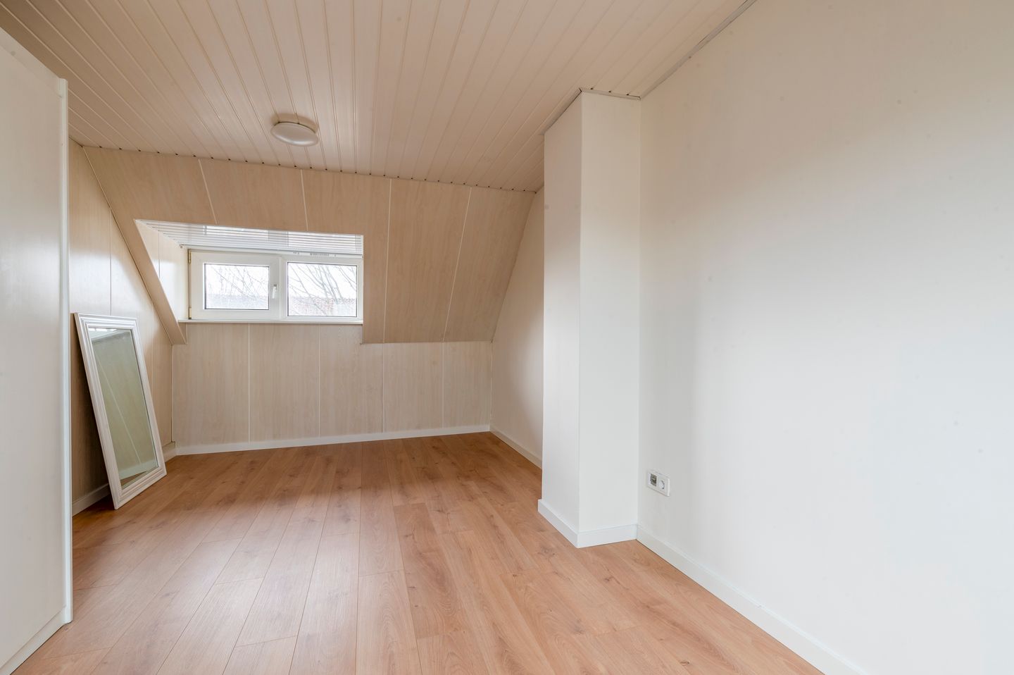 Spacious 1930s terraced home near Piushaven with modern updates — 19