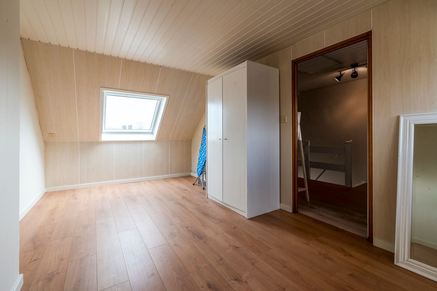 Spacious 1930s terraced home near Piushaven with modern updates — 20