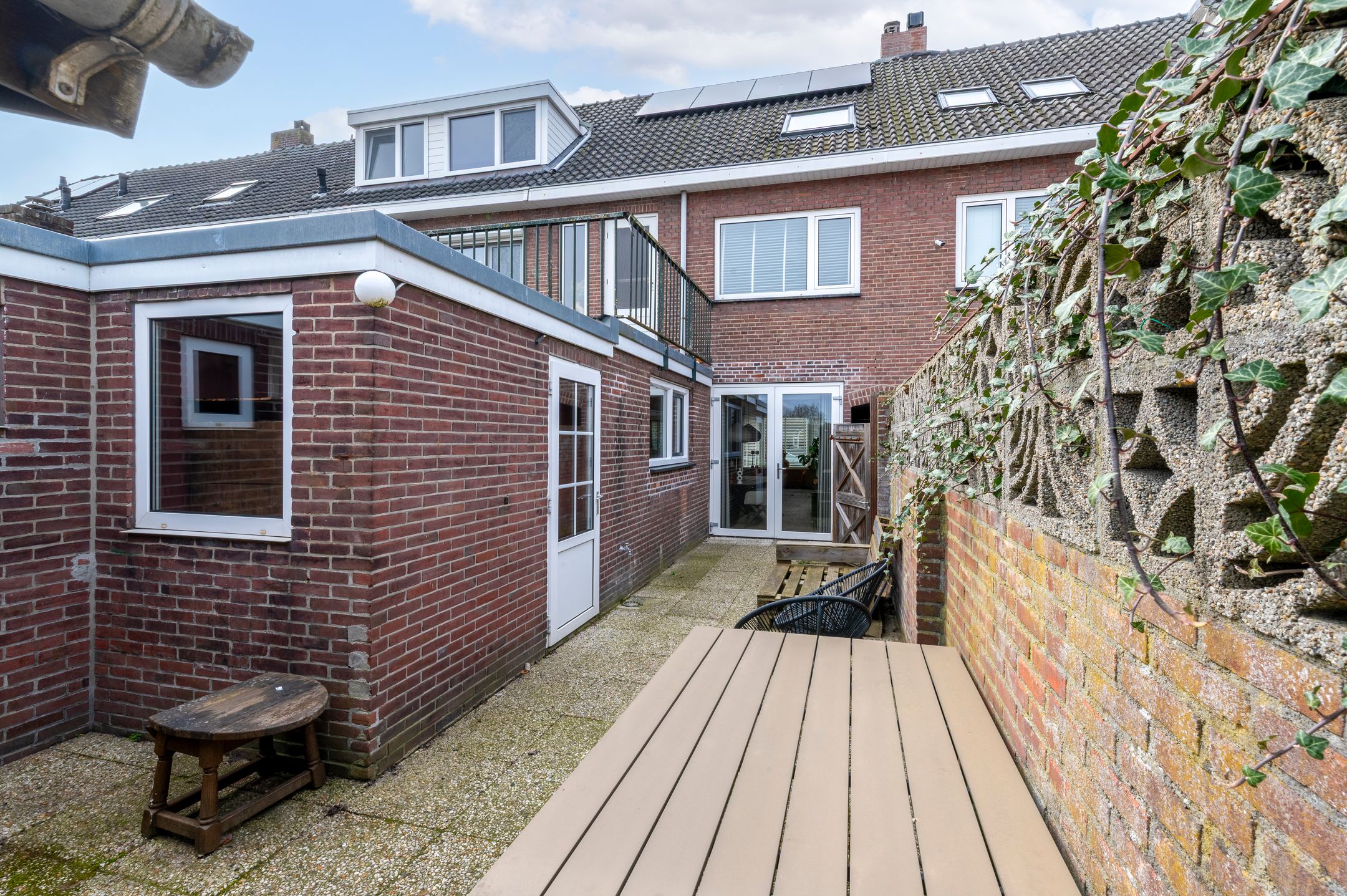 Spacious 1930s terraced home near Piushaven with modern updates — 21