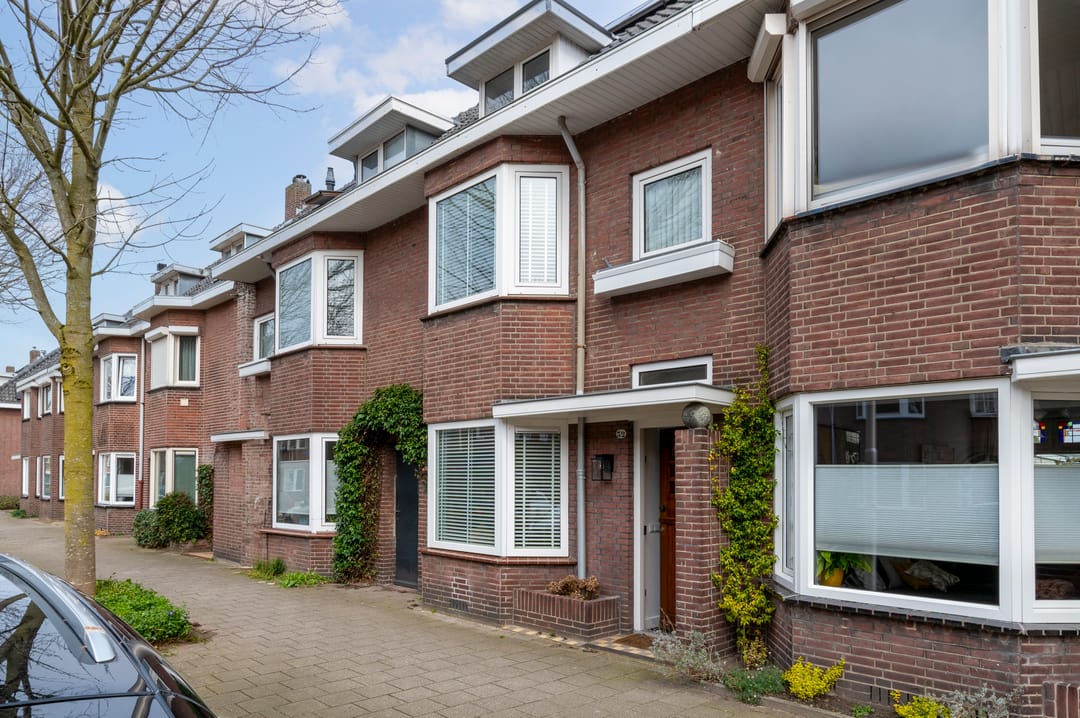 Spacious 1930s terraced home near Piushaven with modern updates — 26