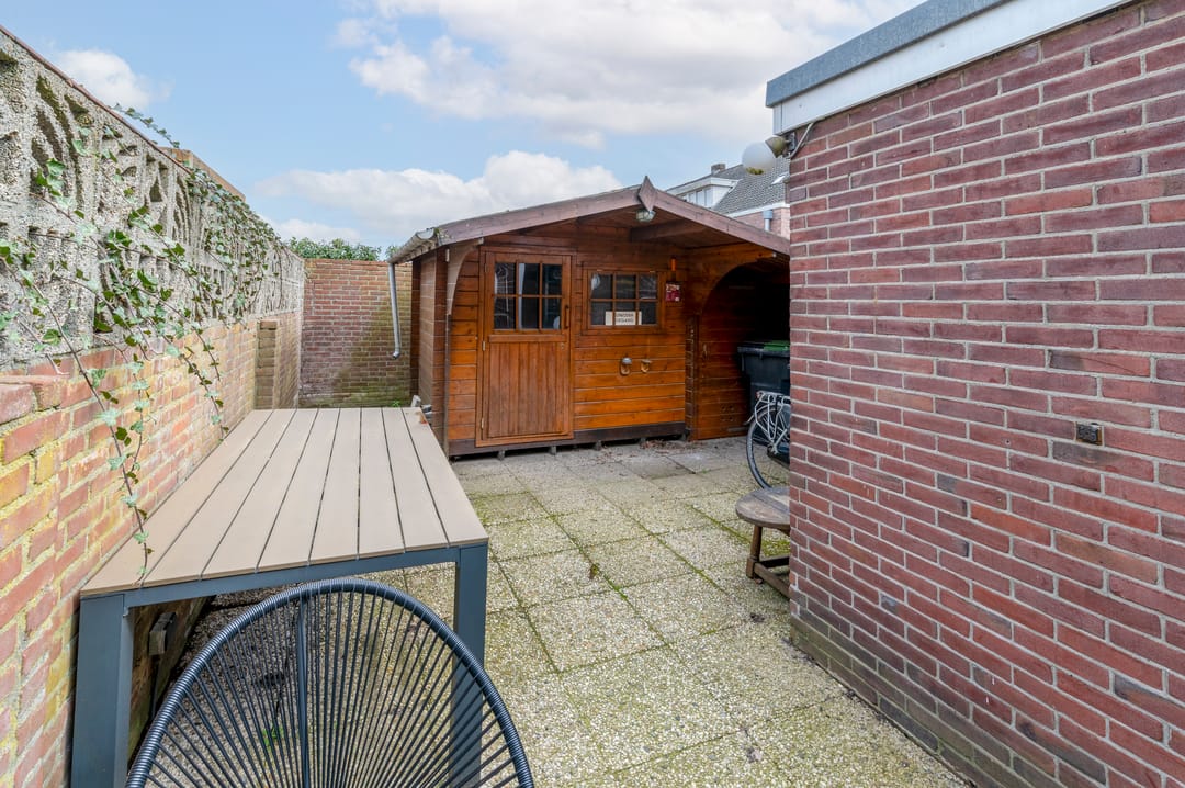 Spacious 1930s terraced home near Piushaven with modern updates — 22