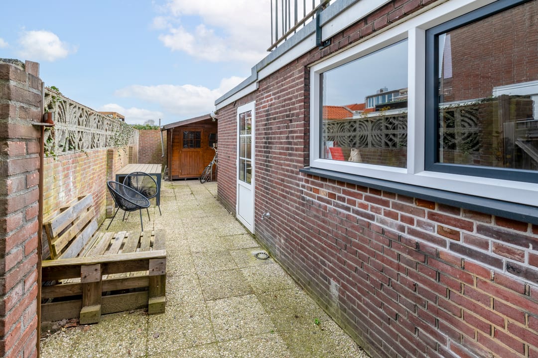 Spacious 1930s terraced home near Piushaven with modern updates — 23