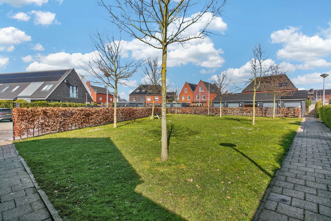 Modern Terraced House with Luxury Finishes and Own Parking in Vathorst — 32