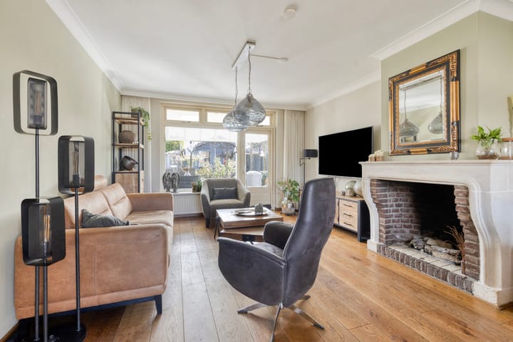 Photo 2 of Van Loëstraat 33