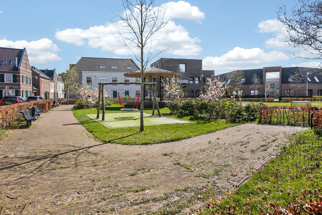 Modern Terraced House with Luxury Finishes and Own Parking in Vathorst — 37