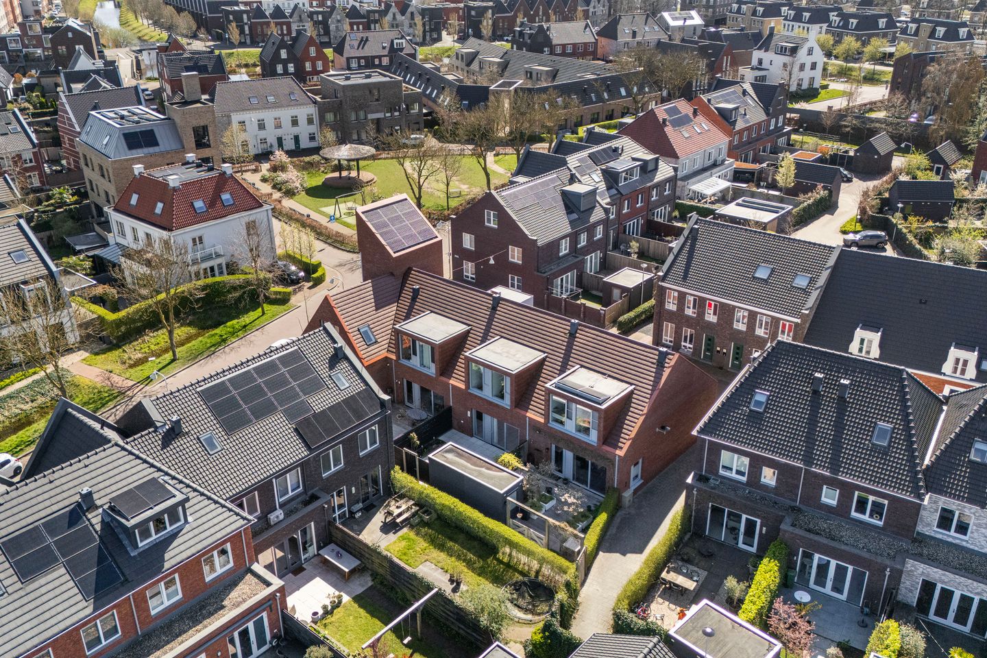 Modern Terraced House with Luxury Finishes and Own Parking in Vathorst — 41