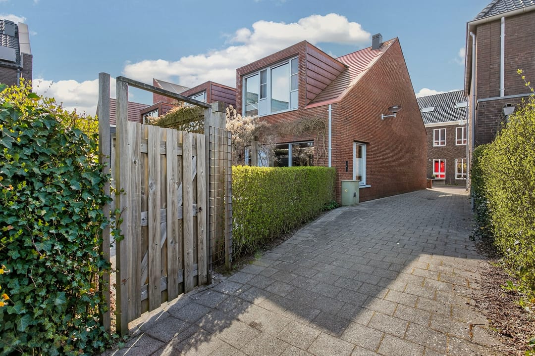 Modern Terraced House with Luxury Finishes and Own Parking in Vathorst — 31