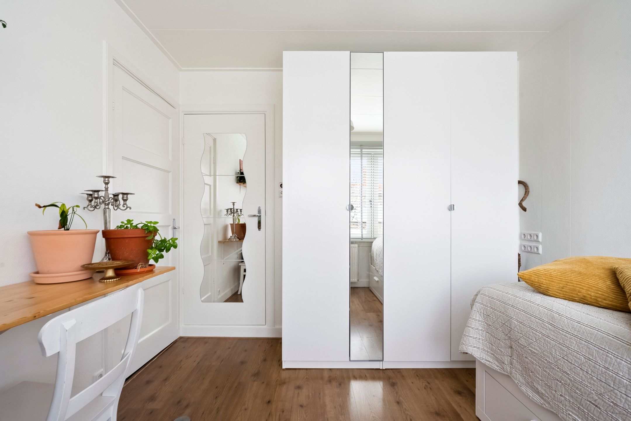 Photo 36 of Floresstraat 89