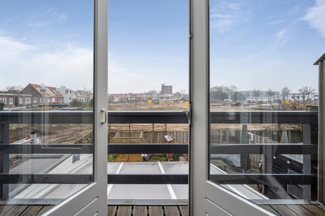 Photo 41 of Floresstraat 89