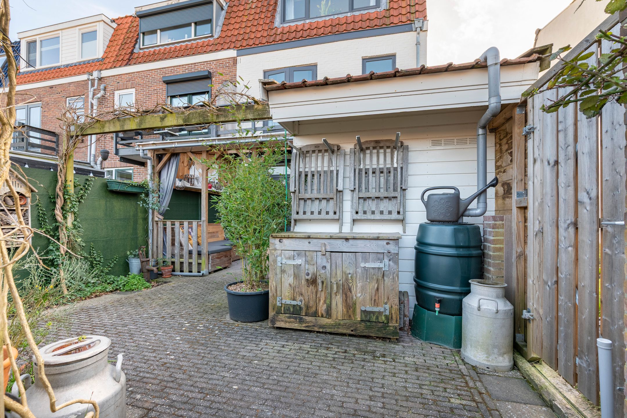 Photo 21 of Floresstraat 89