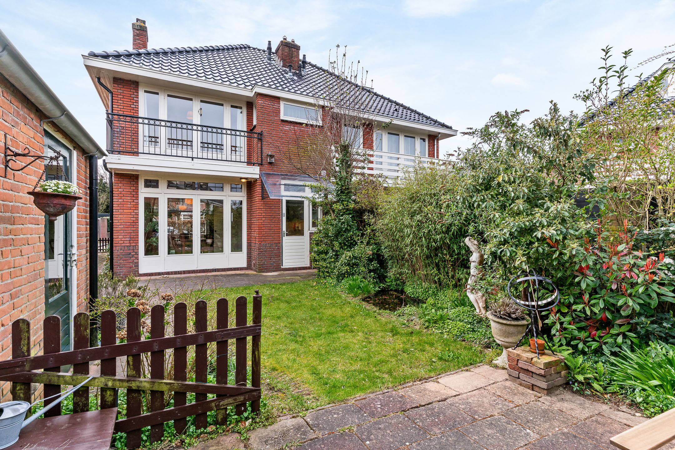 Charming 1930s Semi-Detached Home with Garage and Deep Garden — 21