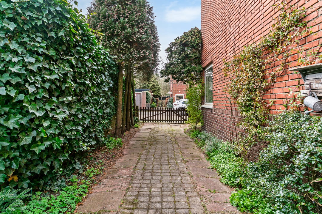 Charming 1930s Semi-Detached Home with Garage and Deep Garden — 23