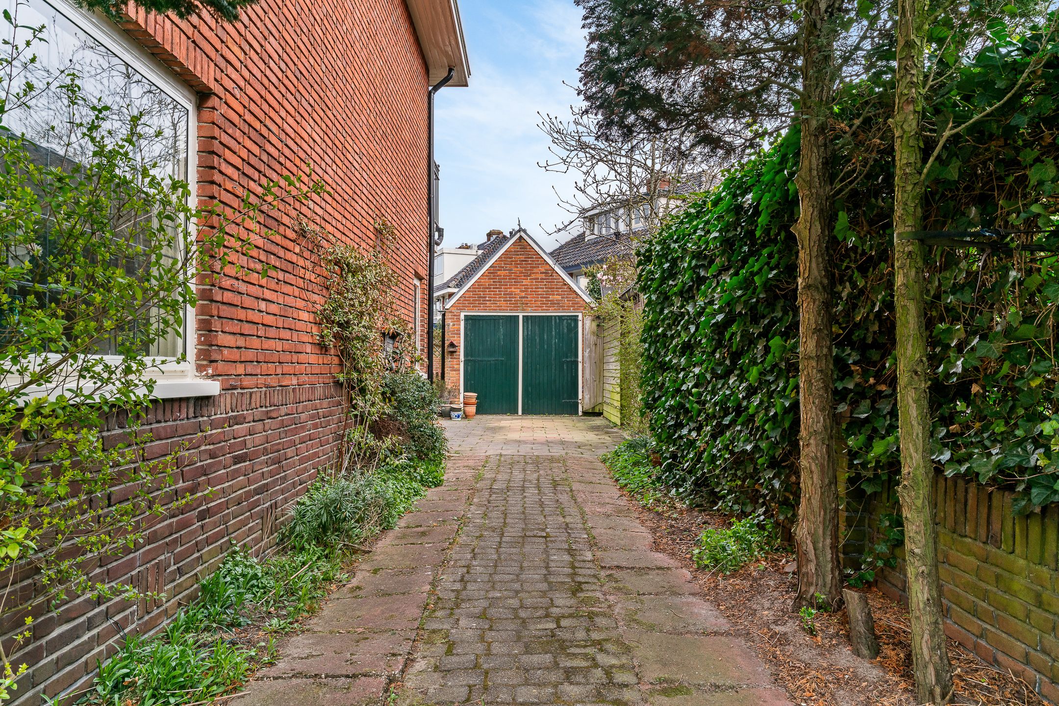 Charming 1930s Semi-Detached Home with Garage and Deep Garden — 24