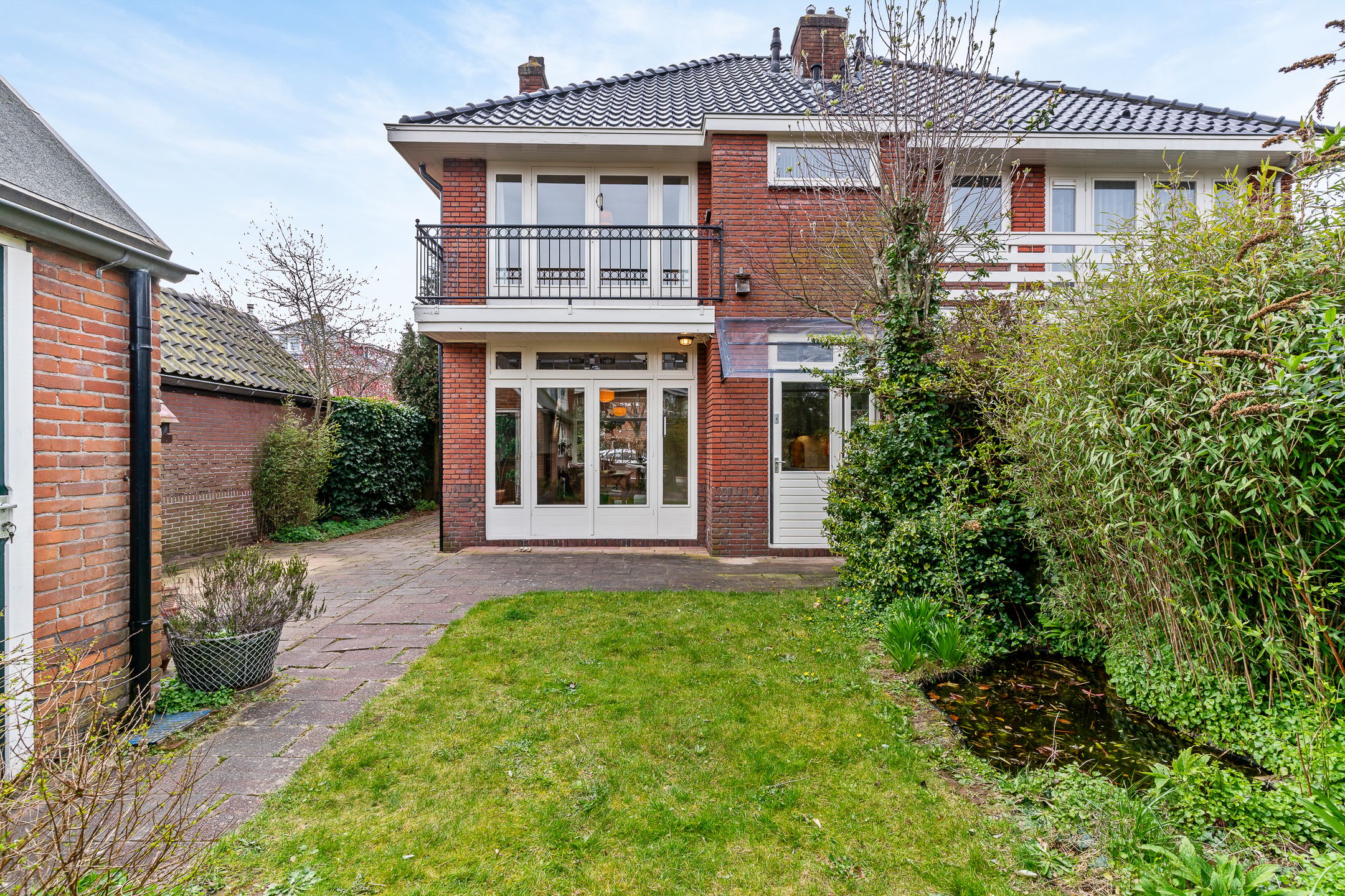 Charming 1930s Semi-Detached Home with Garage and Deep Garden — 18